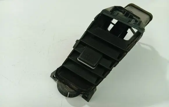 Nissan Primera Dash center air vent grill A1007034