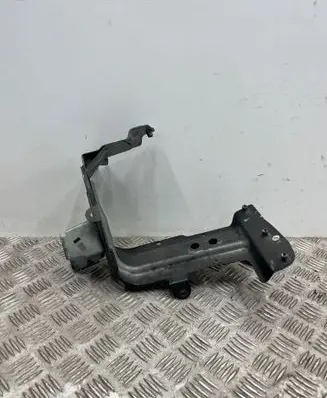 Audi Q7 4M Fender mounting bracket 4M0821138B