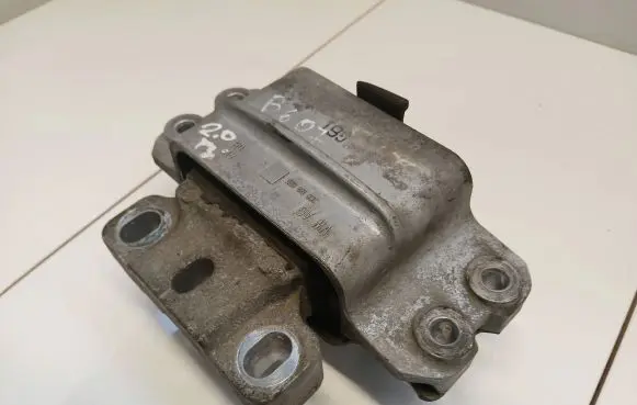 Volkswagen PASSAT B6 Engine mount bracket 3C0199555