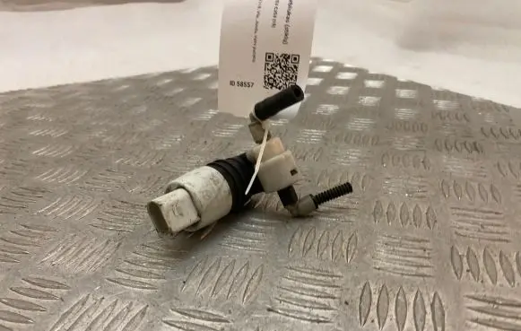 Mercedes-Benz GLC X253 C253 Windscreen/windshield washer pump A0998660021