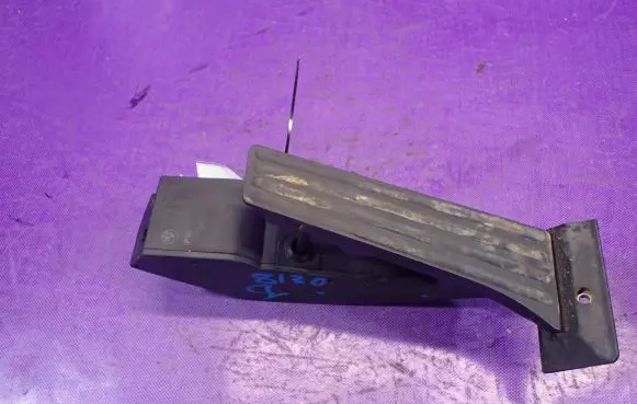 BMW 1 E81 E87 Accelerator throttle pedal 6772646