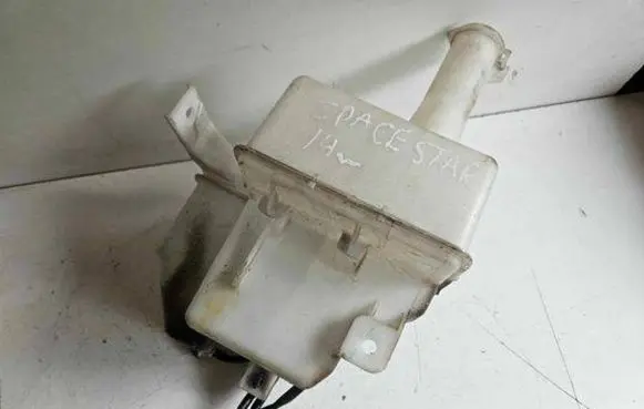 Mitsubishi Space Star Windshield washer fluid reservoir/tank
