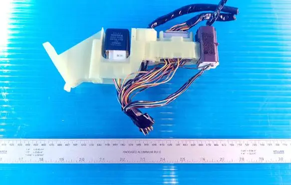 Toyota Avensis T220 Fuse module 9098704002