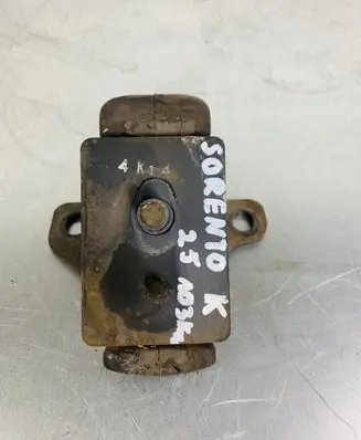 KIA Sorento Engine mount bracket 218123E150
