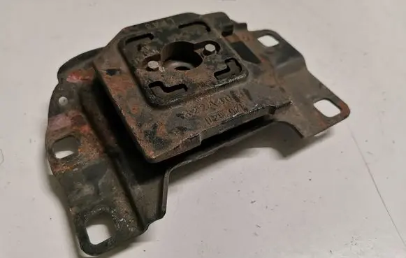 Ford Mondeo Mk III Engine mount bracket 4N517M121FD