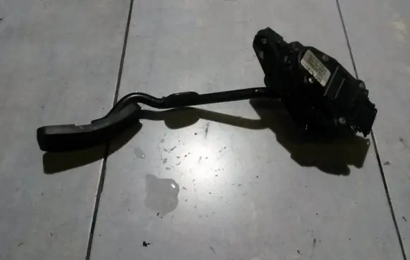 Audi A4 S4 B5 8D Accelerator throttle pedal 8e2721523c hlhlo