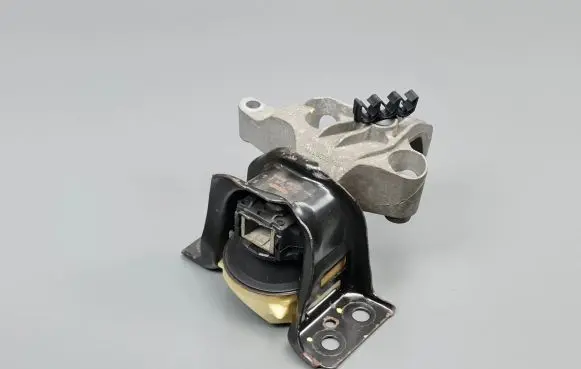 Dacia Sandero Engine mount bracket 112845638R 112103095R 113756078R