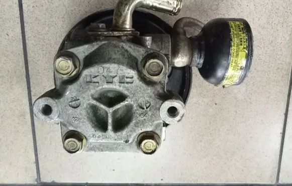 Mitsubishi Space Wagon Power steering pump MR519465