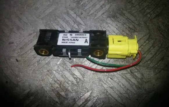 Nissan Primera Airbag deployment crash/impact sensor 98830AV600 0285003019