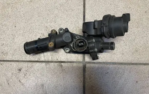 Renault Clio IV Thermostat/thermostat housing 110608431R