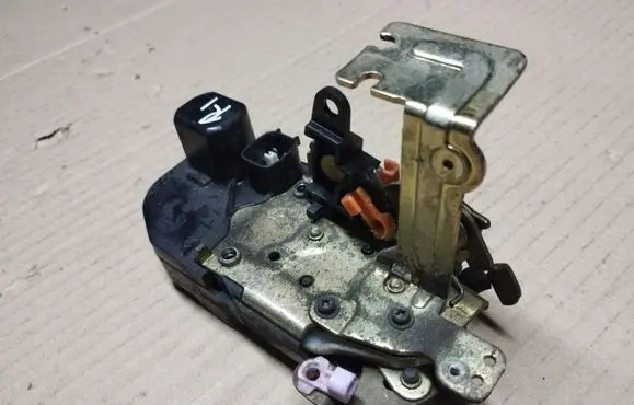 Chrysler Pacifica Front door lock