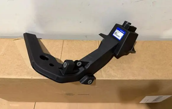 Volvo XC40 Fender mounting bracket 32318691