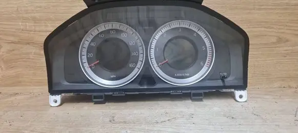 Volvo S60 Speedometer (instrument cluster) 31327584AA