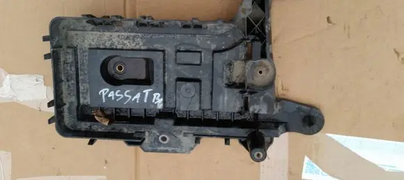 Volkswagen PASSAT B6 Battery tray 1K0915333C