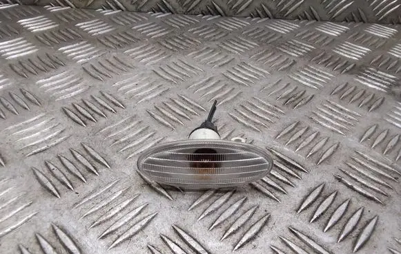 Nissan Qashqai+2 Front fender indicator light