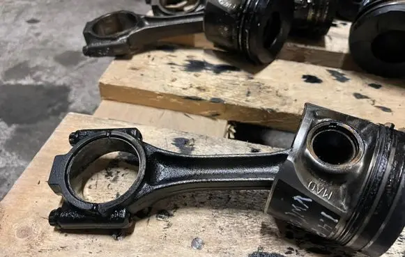 Volkswagen Touran I Piston with connecting rod