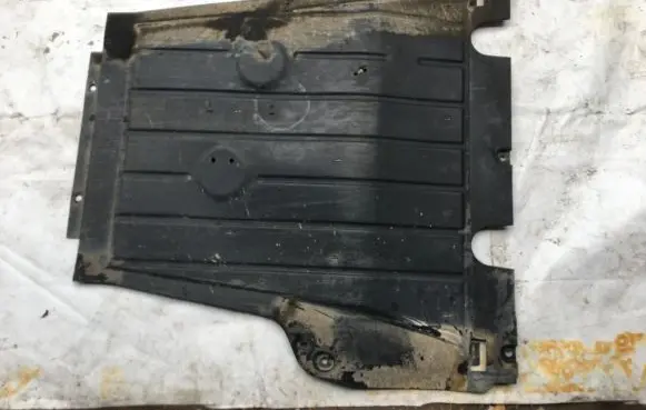 Renault Clio IV Engine splash shield/under tray 758904230R