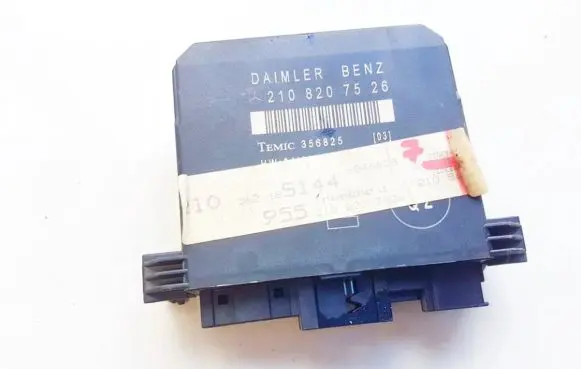 Mercedes-Benz E W210 Door control unit/module 2108207526