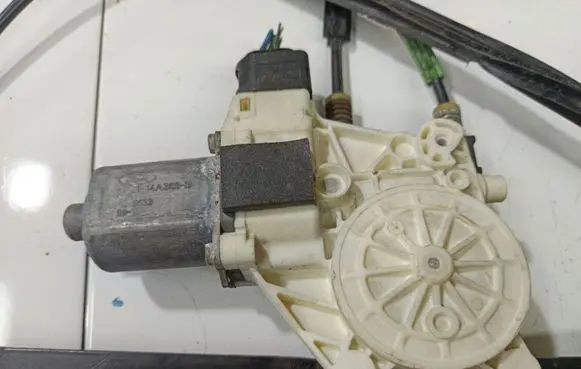 Ford Mondeo MK IV Front door window regulator motor 0130822287