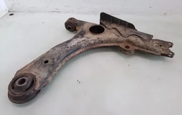 Volkswagen PASSAT B4 Front lower control arm/wishbone 357407157