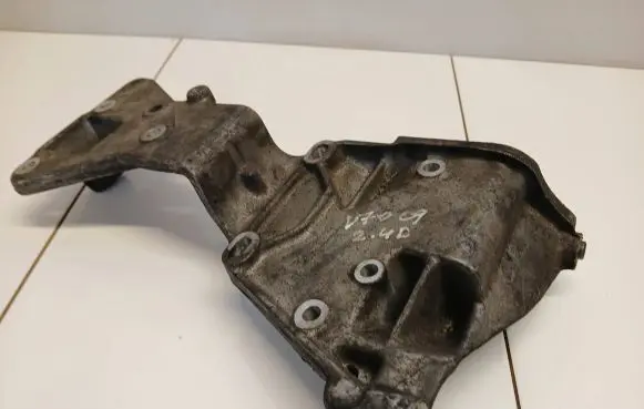 Volvo V70 Engine mounting bracket 30731516