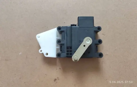 Mazda 3 II Air flap motor/actuator 9Y20K