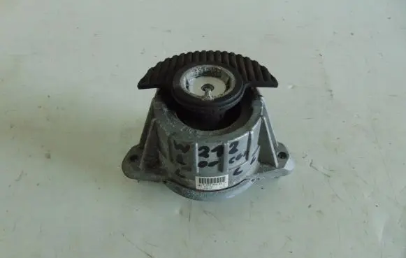 Mercedes-Benz E W212 Engine mount bracket A2042404217