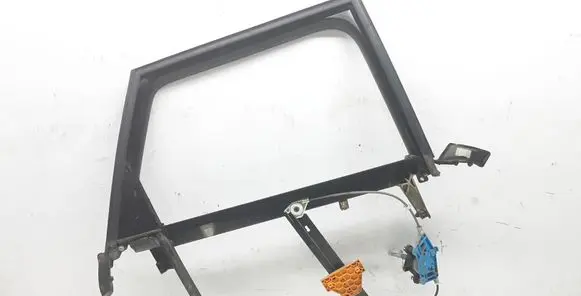 Rear door manual window regulator