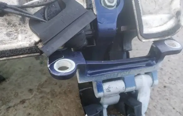 Tailgate/trunk/boot hinge