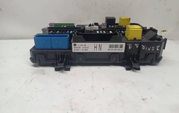 Opel Zafira B Fuse module 13220829 5KK00866943