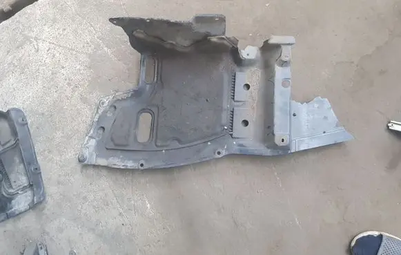 Toyota Avensis T250 Engine splash shield/under tray