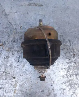 Volvo V70 Engine mount bracket 30666175