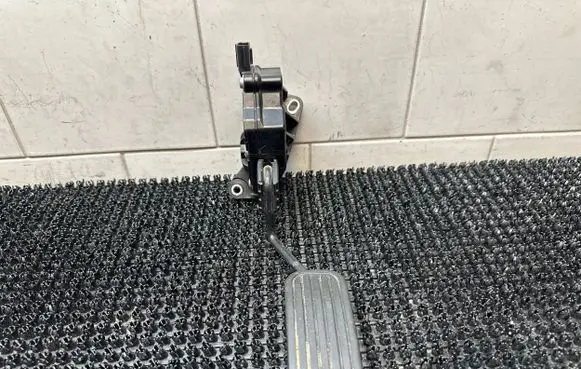 Toyota Prius (XW50) Accelerator throttle pedal 7811047060 1988001960 03T08D00414