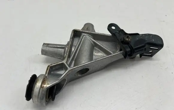 Engine mounting bracket