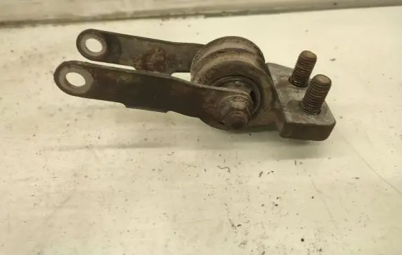 Volvo XC90 Engine mount bracket