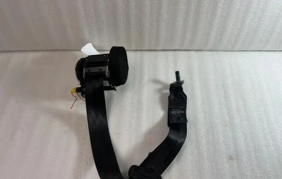 Volvo S60 Middle seatbelt (rear) 39822960
