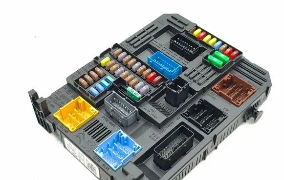 Peugeot 5008 II BSM Control unit 9819854780