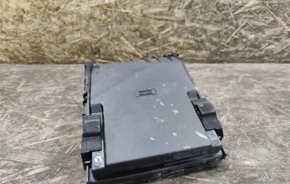 Volkswagen Caddy Fuse box cover 1K0937132