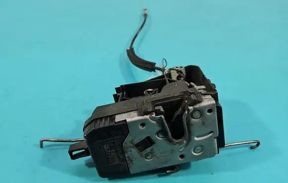 Opel Vectra C Front door lock 24447340 IMPRK1546359