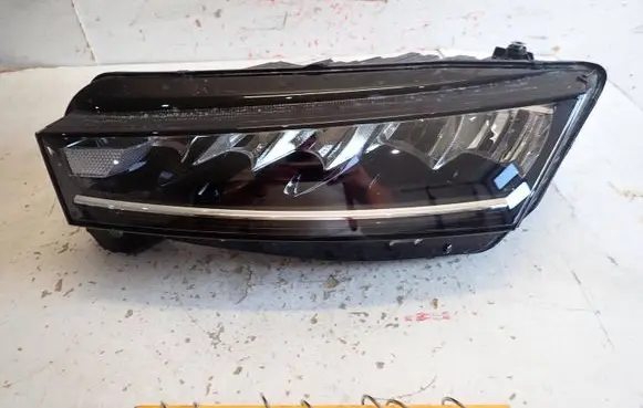 Skoda Octavia Mk4 Headlight/headlamp 5E4941015 LE18A6418