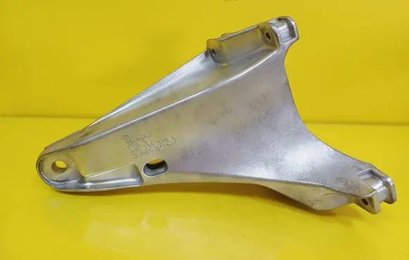 Volkswagen Transporter - Caravelle T5 Engine mounting bracket 7H0199370A