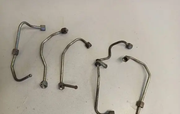 Volvo V70 Fuel injector supply line/pipe 