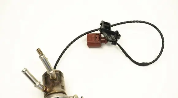 Volkswagen PASSAT B8 Fuel injector 05L131113J