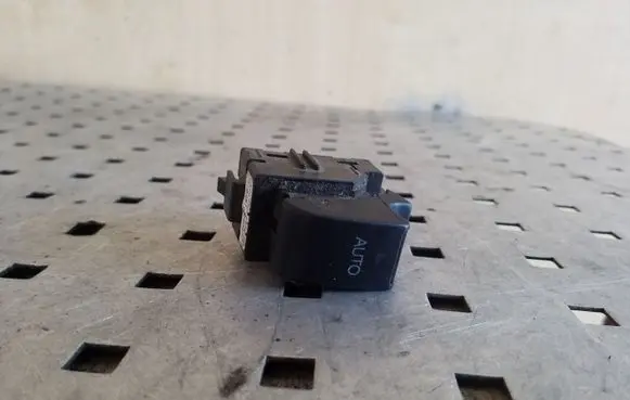 Toyota Corolla E120 E130 Electric window control switch 8481002041 37077A