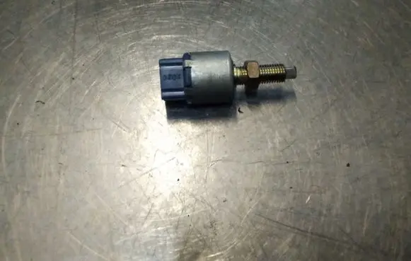 Toyota RAV 4 (XA20) Brake pedal sensor switch