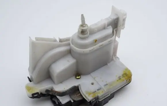 Volkswagen Golf III Rear door lock 1H4839016G