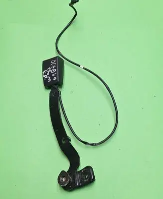 Skoda Octavia Mk2 (1Z) Front seatbelt buckle 1U0858471D 33040962 ZC161104