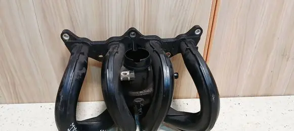 Toyota Yaris Intake manifold