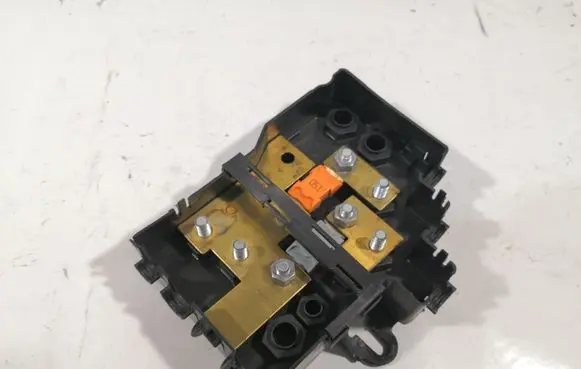 Volkswagen Phaeton Battery relay fuse 