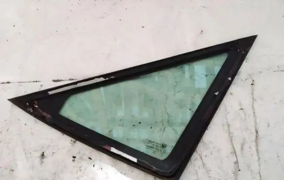 Mitsubishi Grandis Front triangle window/glass 